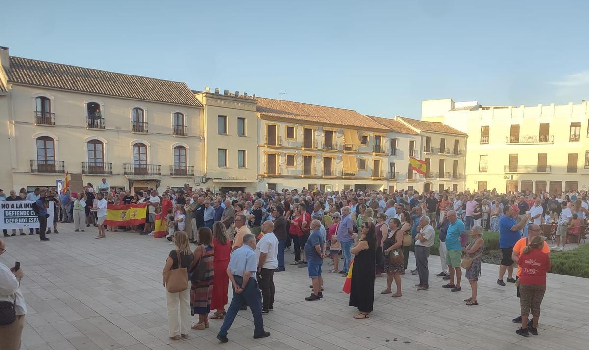 Concentración celebrada ante el ayuntamiento de Baena.