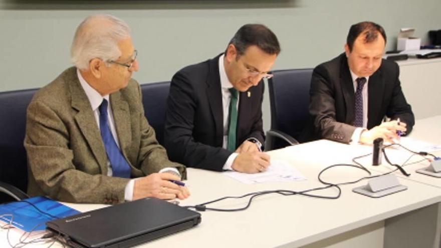 Momento de la firma del convenio.