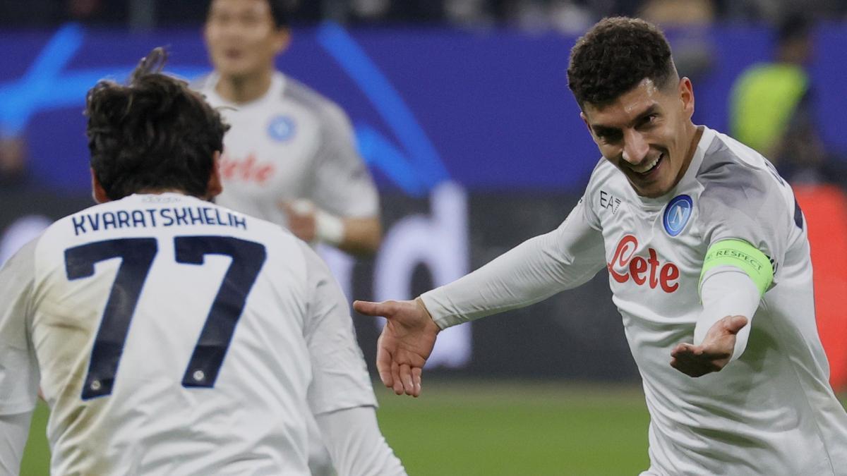 Kvaratskhelia y Di Lorenzo celebrando un gol del Nápoles