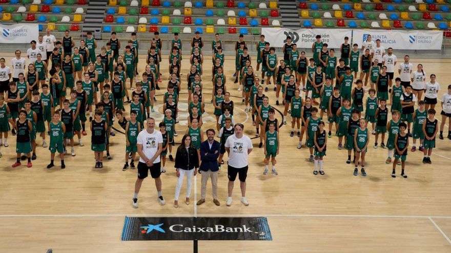 Los 130 participantes en el Campus y sus entrenadores, en la foto oficial de esta edición. | I. Abella