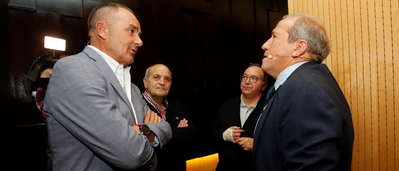 Víctor Fernández y Víctor Muñoz dialogan antes de comenzar el coloquio.