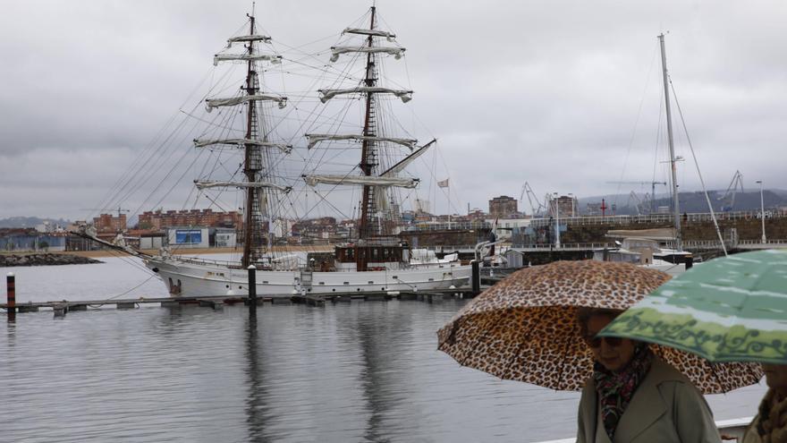Un velero de lujo que llama la atención en el puerto deportivo de Gijón