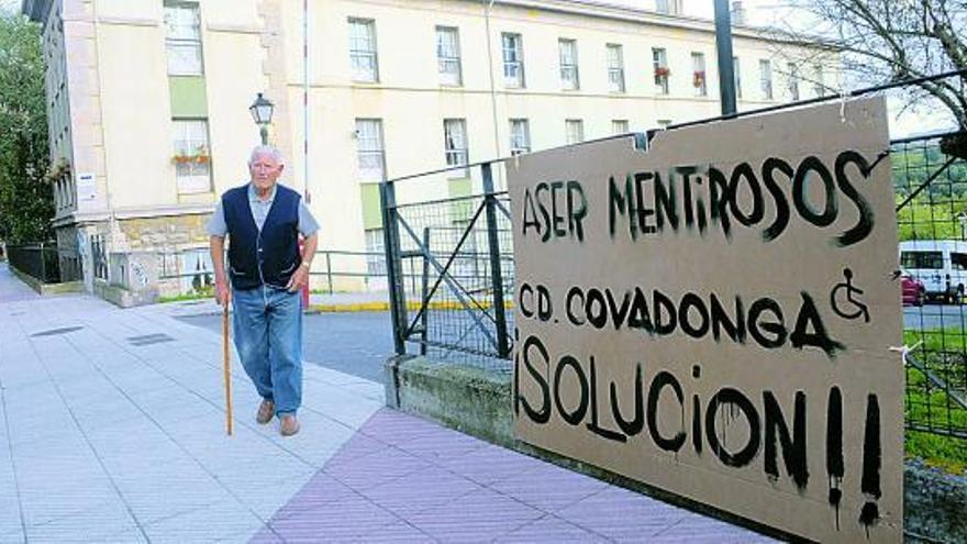 Pancarta colocada a las puertas del centro de día Covadonga, en la calle Cardenal Cienfuegos.