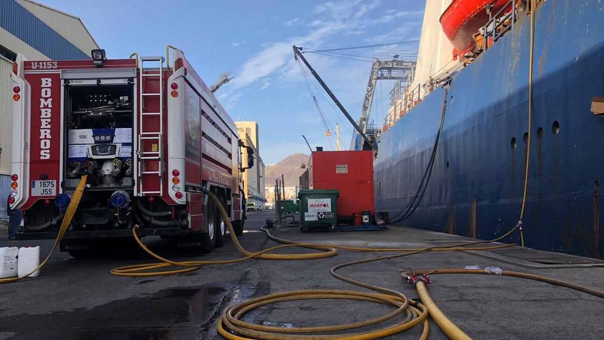 Incendio de un barco en el Puerto