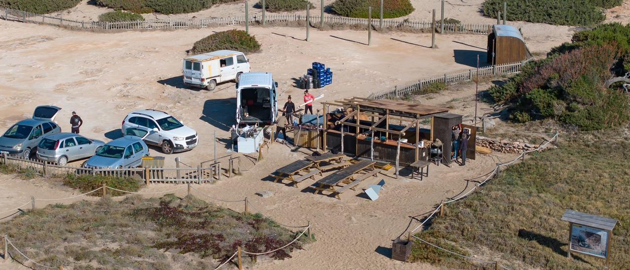 Quiosco de playa en Migjorn, el Pirata Bus, cuando era desmontado.