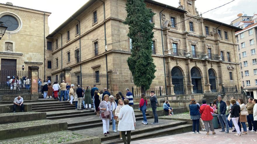 Centenares de personas hacen cola delante de las Pelayas para una de las citas más consolidadas de la Noche Blanca de Oviedo