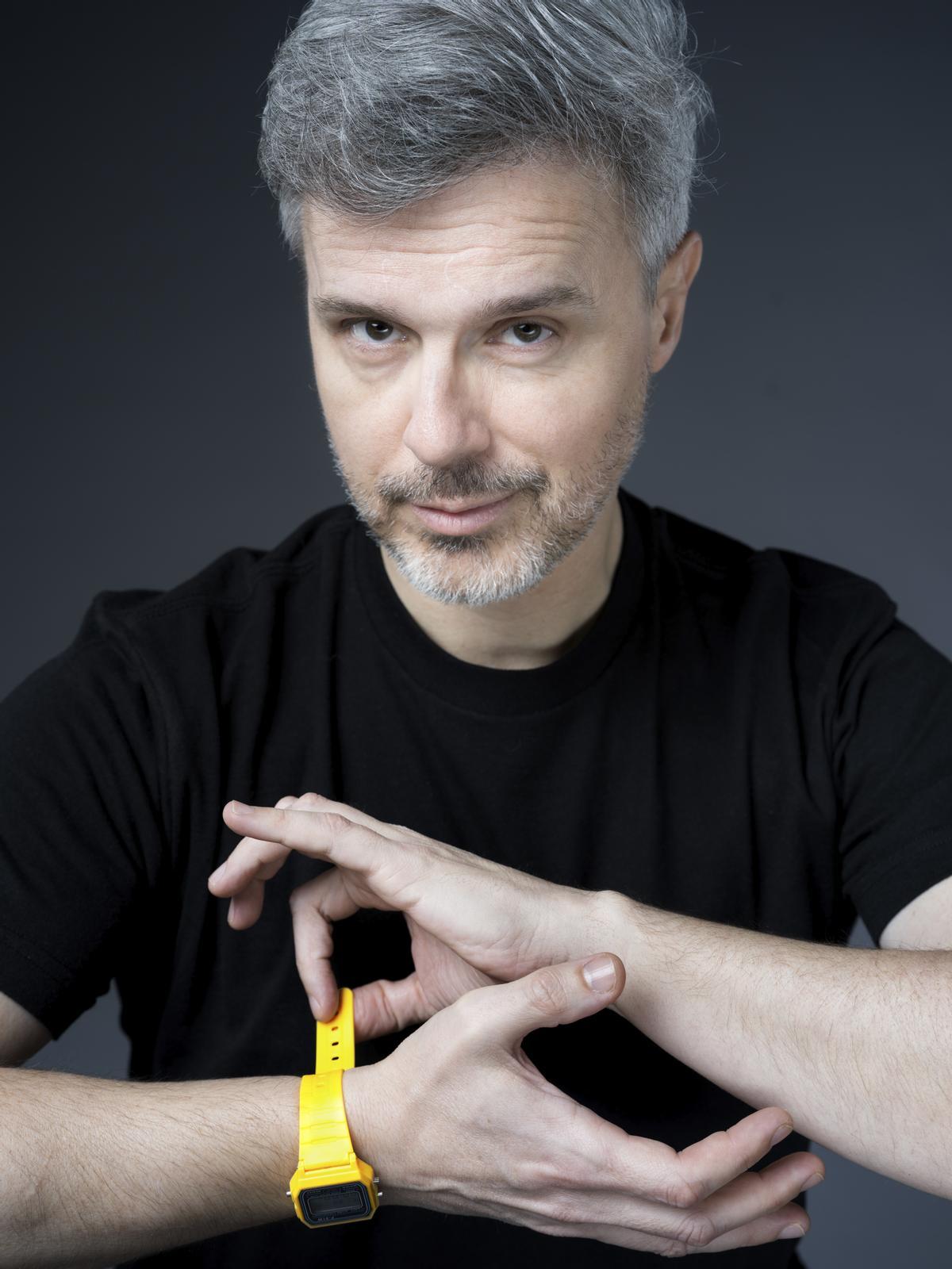 Gómez-Jurado posa con el Casio amarillo de la protagonista del libro