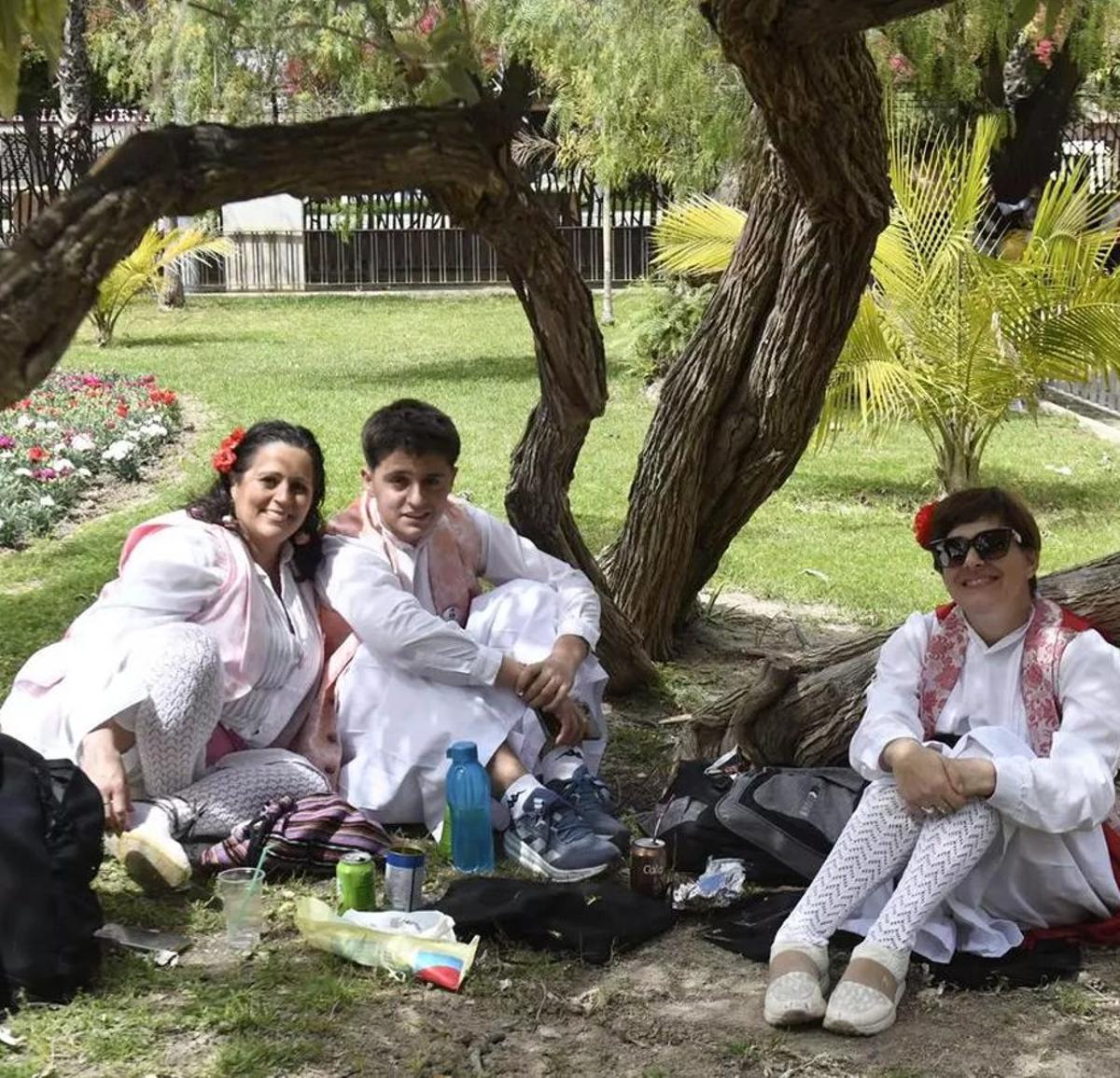Una famila se reúne en el césped del Paseo del Malecón. | ISRAEL  SÁNCHEZ