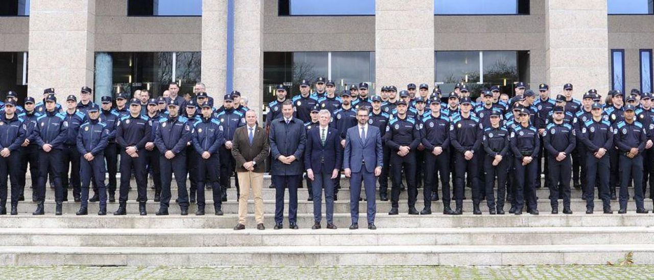 Rueda, junto a Diego Calvo y Santiago Villanueva, pasea frente a los agentes en formación.  | // BERNABÉ/J.LALÍN