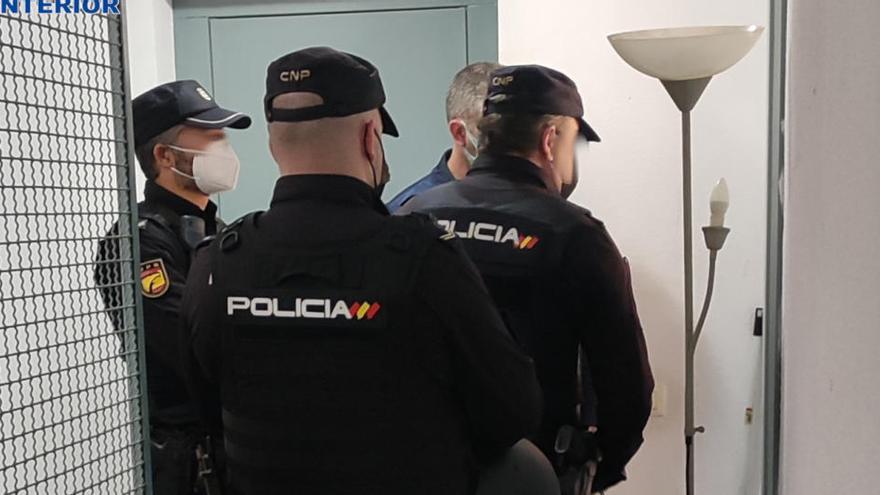 Die Polizei traf im Innern zwei 21-Jährige an.