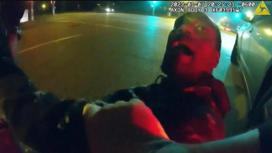 Un vídeo policial muestra a Tyre Nichols huyendo cuando es electrocutado