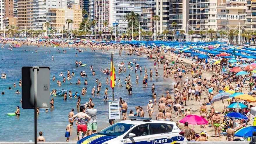 Un turista inglés intenta ahogar a una joven en el agua y a un niño en la arena en una playa de Benidorm