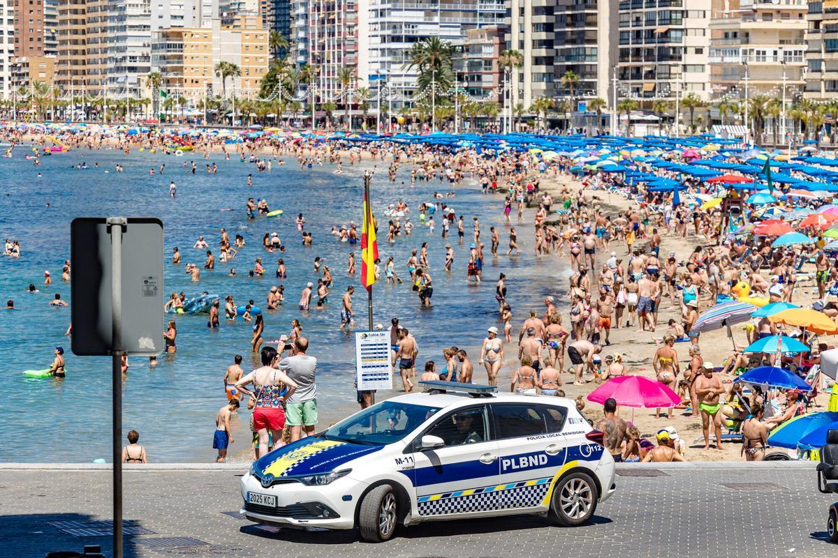 Un turista anglès intenta ofegar una jove a l’aigua i un nen a la sorra en una platja de  Benidorm