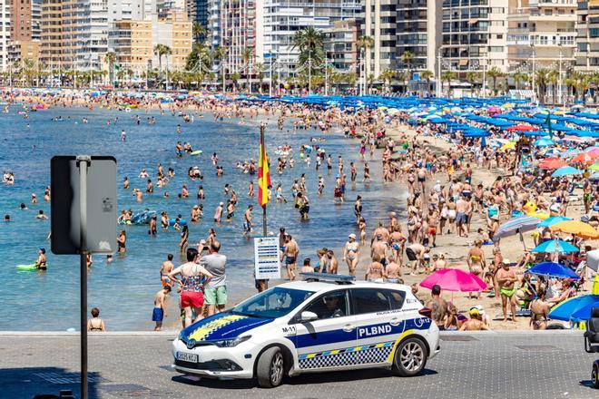 Un turista anglès intenta ofegar una jove a l’aigua i un nen a la sorra en una platja de  Benidorm