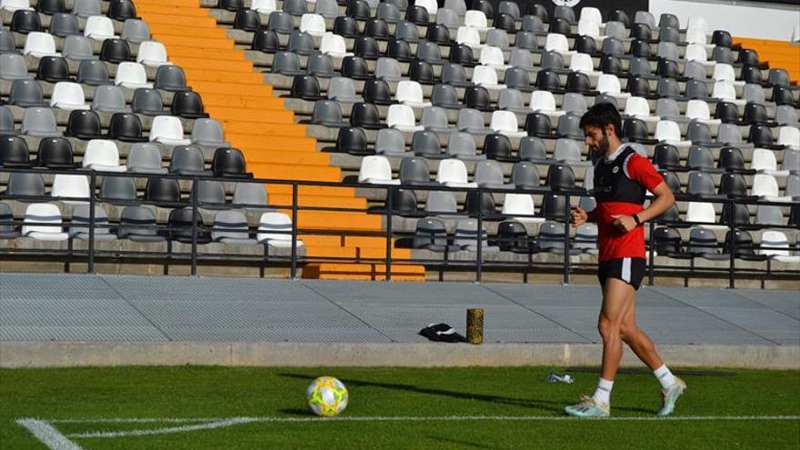 El Badajoz vuelve al césped