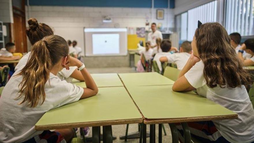 Los sindicatos cifran en más de 300 profesores el déficit de los colegios