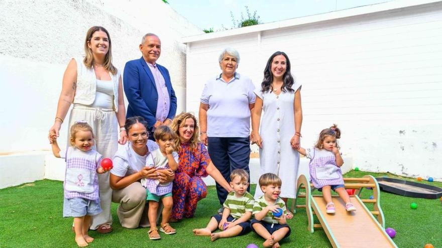 La presidenta del Cabildo de Tenerife, Rosa Dávila, y el consejero Efraín Medina visitan un centro infantil.