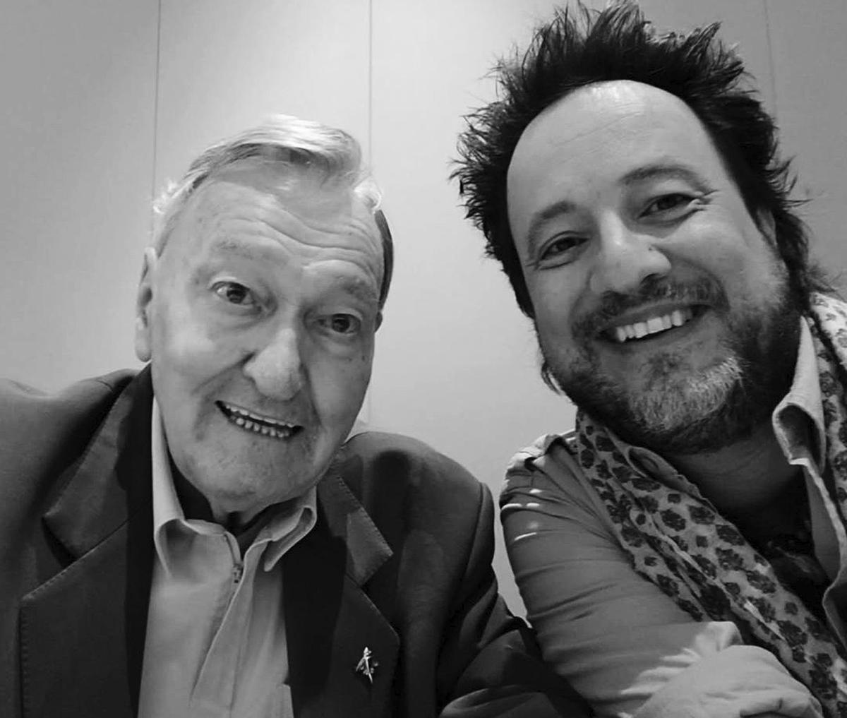 A la izquierda, Erich Von Däniken y Giorgio A. Tsoukalos, a la derecha, Däniken celebrando su 90 cumpleaños. Abajo la portada de varias de sus publicaciones.  | // CEDIDAS