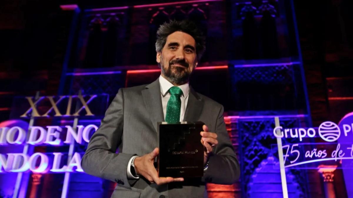 Manel Loureiro en 2025 con el premio Fernando Lara.