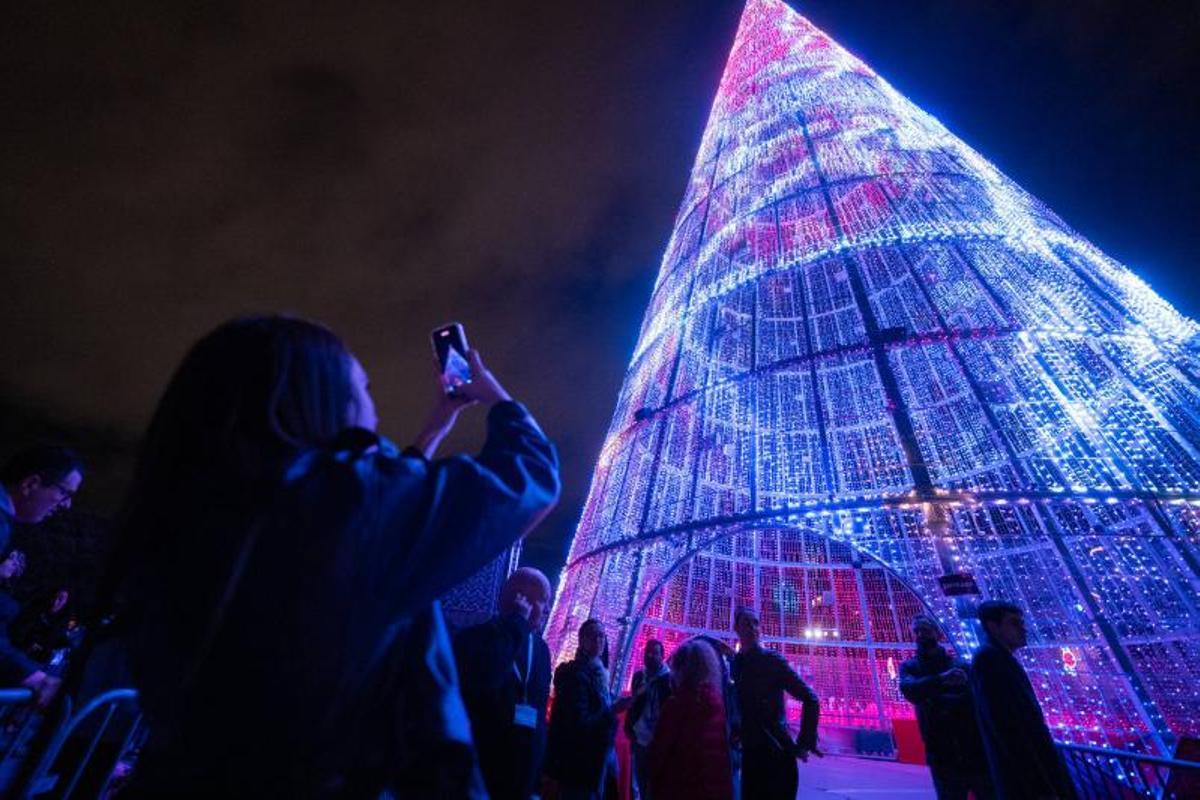 FOTOS| Badalona inaugura su árbol metálico de 42 metros