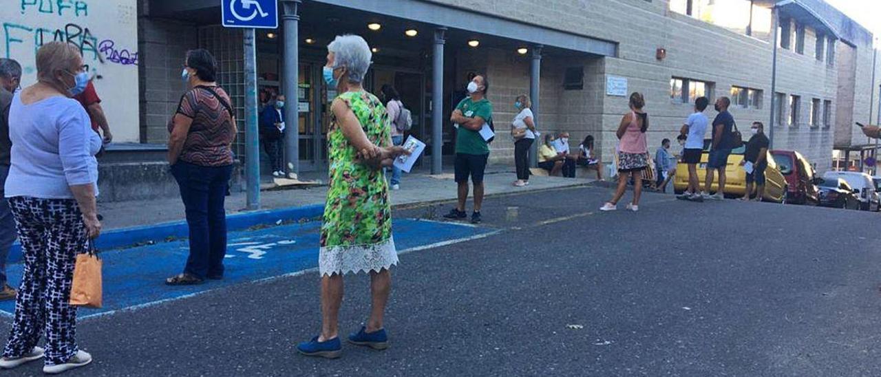 Colas en el centro de salud de Cangas para realizar analíticas, ya que se debe cumplir el aforo de 3 personas por consulta.