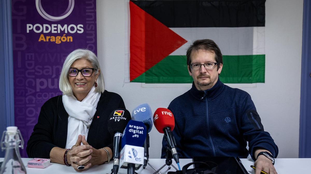 Pilar Gimeno y Héctor Almazán, miembros del equipo técnico de Podemos Aragón, han anunciado la convocatoria en la sede del partido, en Zaragoza.