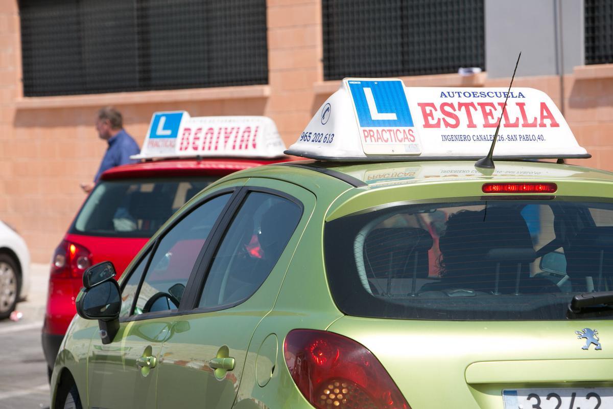 Las autoescuelas piden soluciones al atasco en los exámenes.