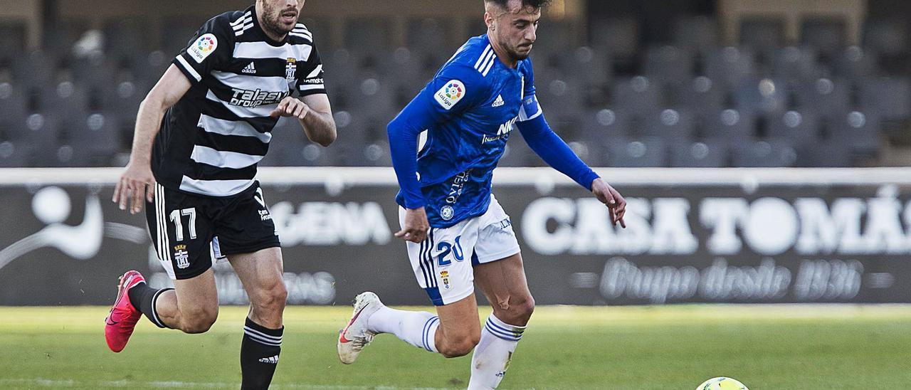 Tejera se lleva el balón ante Aburjania durante el partido disputado el pasado sábado en Cartagena. | LOF