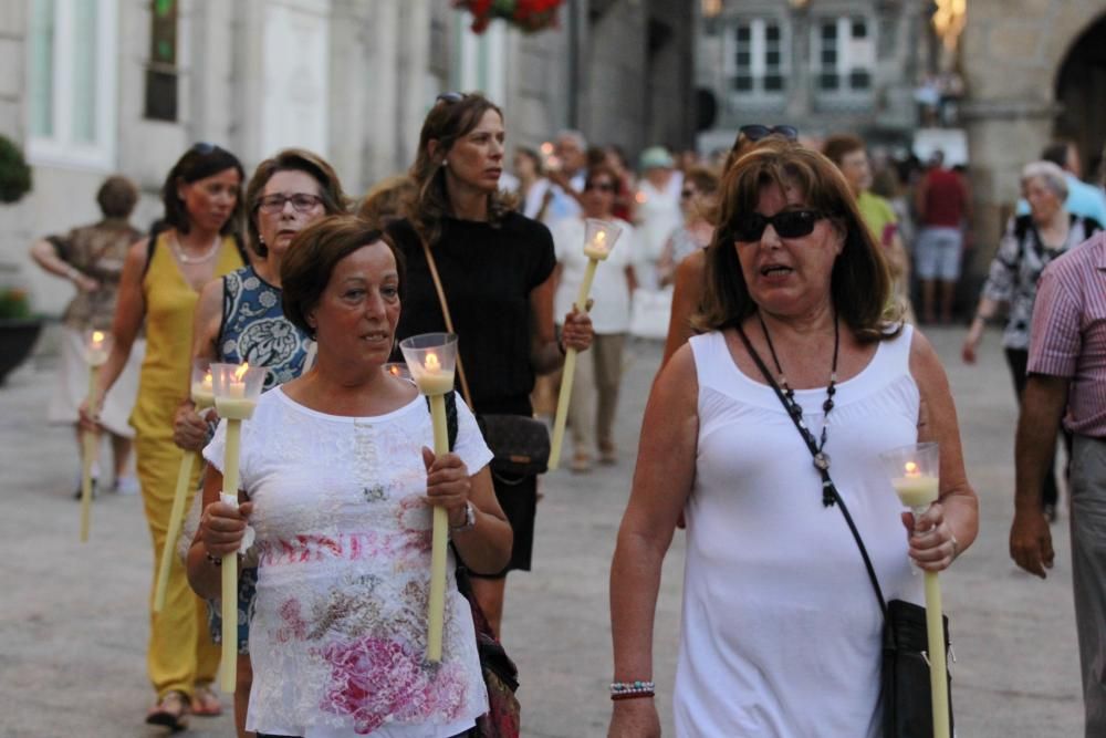 Cientos de miles de seguidores acompañan a la procesión por el centro de Vigo en medio de un asfixiante calor.