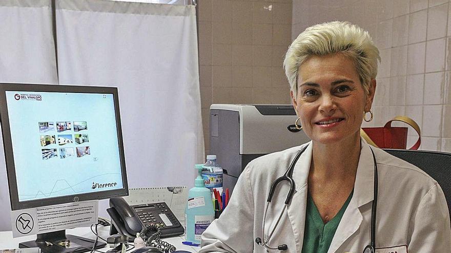 María Ángeles Medina en su centro de salud en Elche.