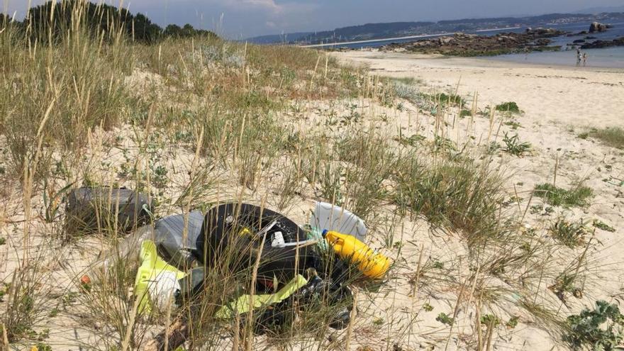 Basura en las dunas de una de las playas.