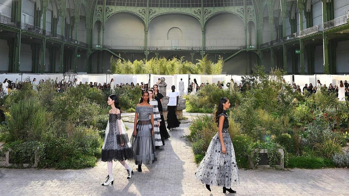 zentauroepp51853027 models present creations by chanel at the end of the women s200122165552