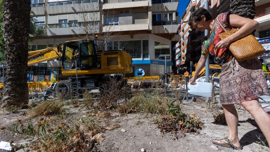 Los vecinos de la zona de Federico Soto se organizan para regar las plantas ante el corte de agua causado por las obras