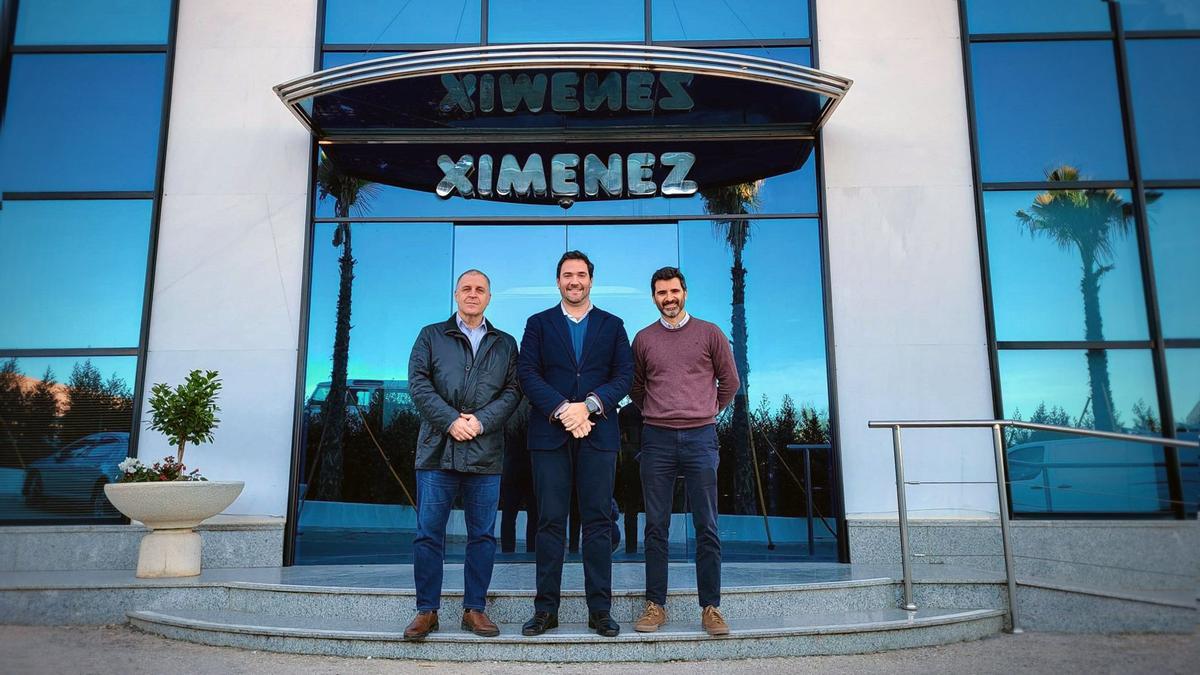 Acuerdo entre Ximenez Group y Enchufe Solar para instalar placas fotovoltaicas.