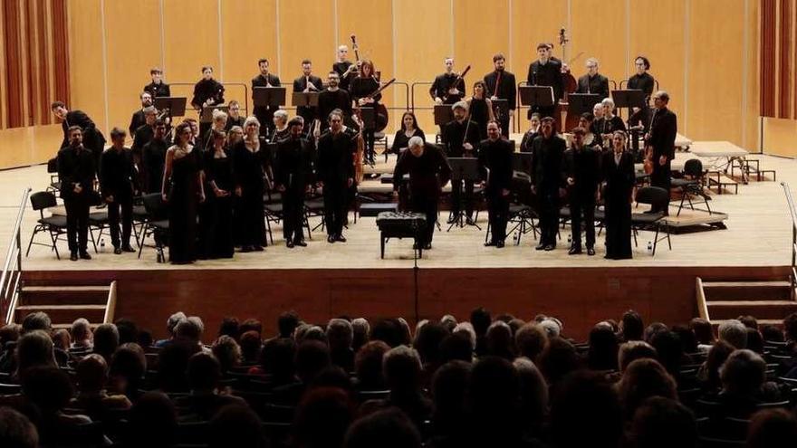 Minkowski y &quot;Les Musiciens du Louvre&quot;, ayer, al inicio de su concierto en Oviedo.