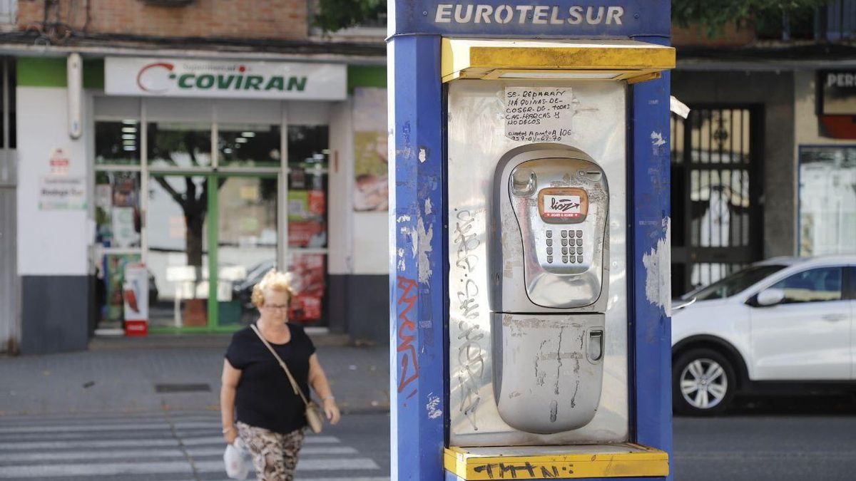 Una de las cabinas telefónicas que aún queda en la ciudad.
