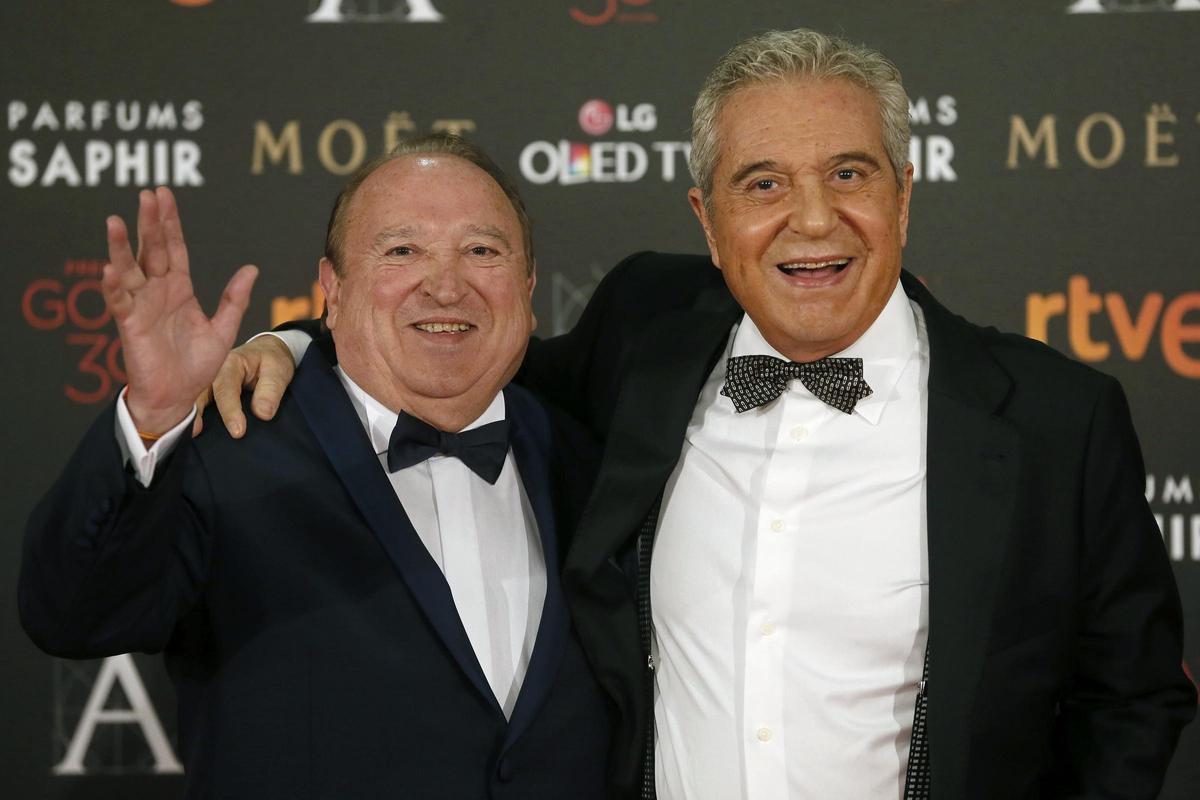Los actores Fernando Esteso (i) y Andrés Pajares posan a su llegada a la ceremonia de los 30 edición de los Premios Goya que entrega la Academia de Cine, hoy en el Hotel Auditorium de Madrid.