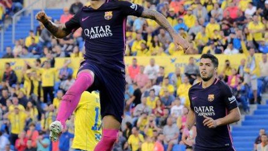 Neymar celebra, en presència de Luis Suárez, un dels tres gols que va marcar ahir a Las Palmas