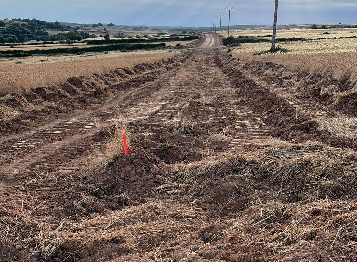 Obras que ya están ejecutando en uno de los caminos rurales del municipio de Rabanales.