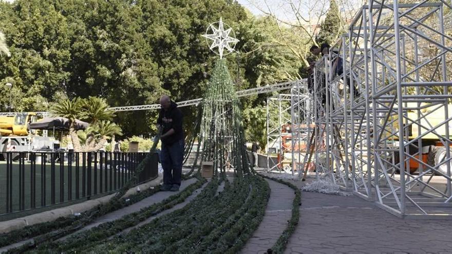 Los técnicos comenzaron ayer a montar el árbol con la ayuda de una grúa de 30 metros.