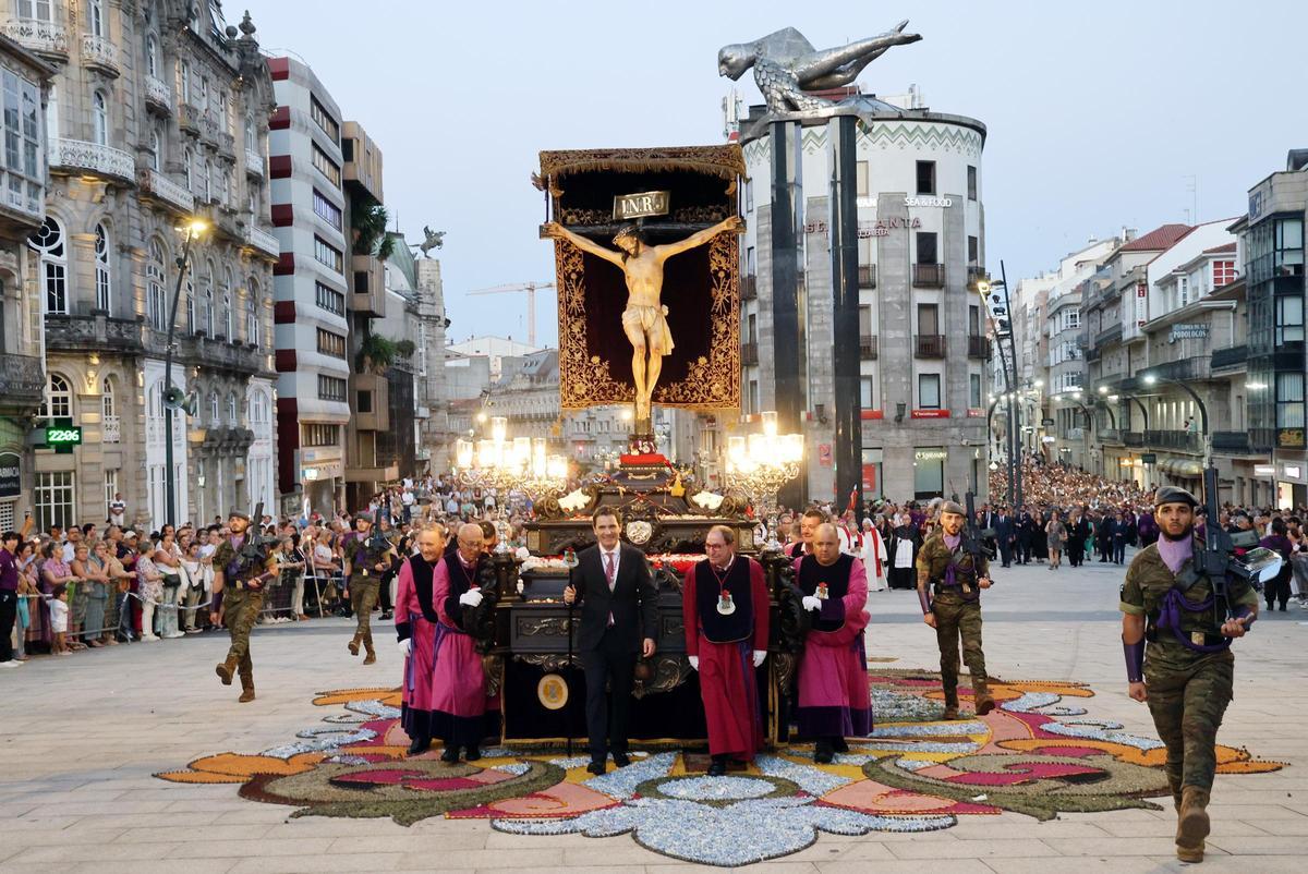 Multitudinaria devoción por el Cristo de la Victoria en Vigo