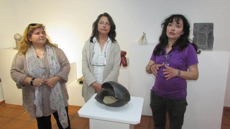 Por la izquierda, Magda Arance, Elviro y Cano, ayer, durante la presentación de la muestra.