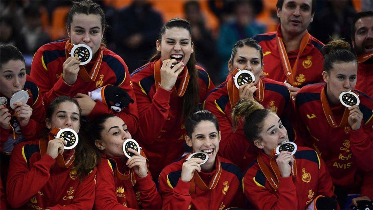 Las 'Guerreras' posando con las medallas de plata