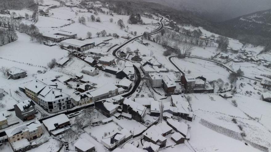 La primera gran nevada del año aisló aldeas, causó problemas de tráfico y cerró 15 colegios