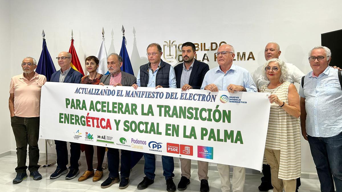 Los partidos políticos de La Palma posan tras el acuerdo