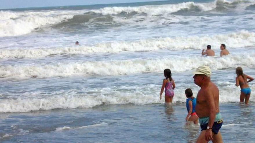 Los bañistas desafían en Xàbia  olas de dos metros  en playas sin socorristas