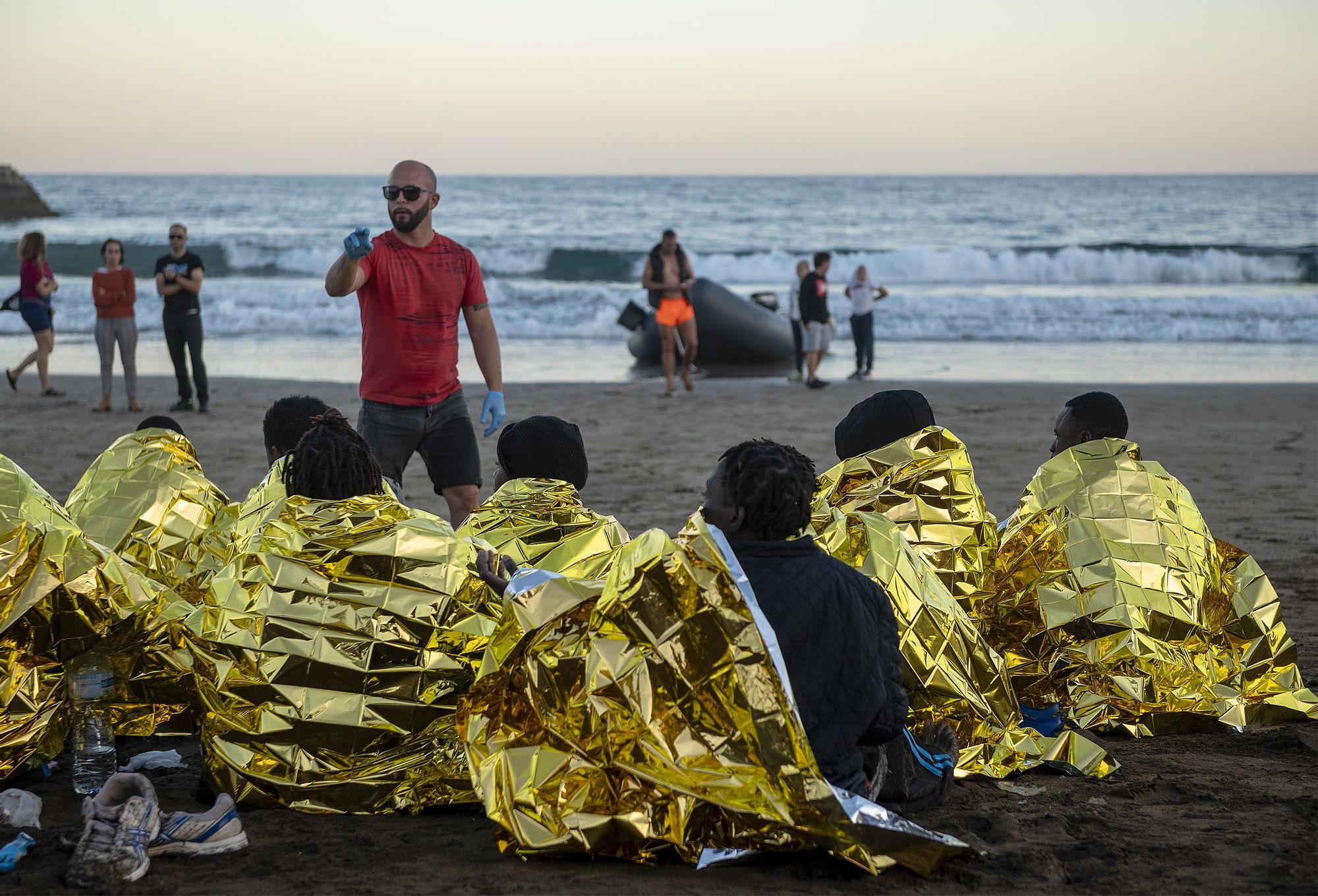 54 inmigrantes, entre ellos una niña, llegan en neumática a una playa de Lanzarote