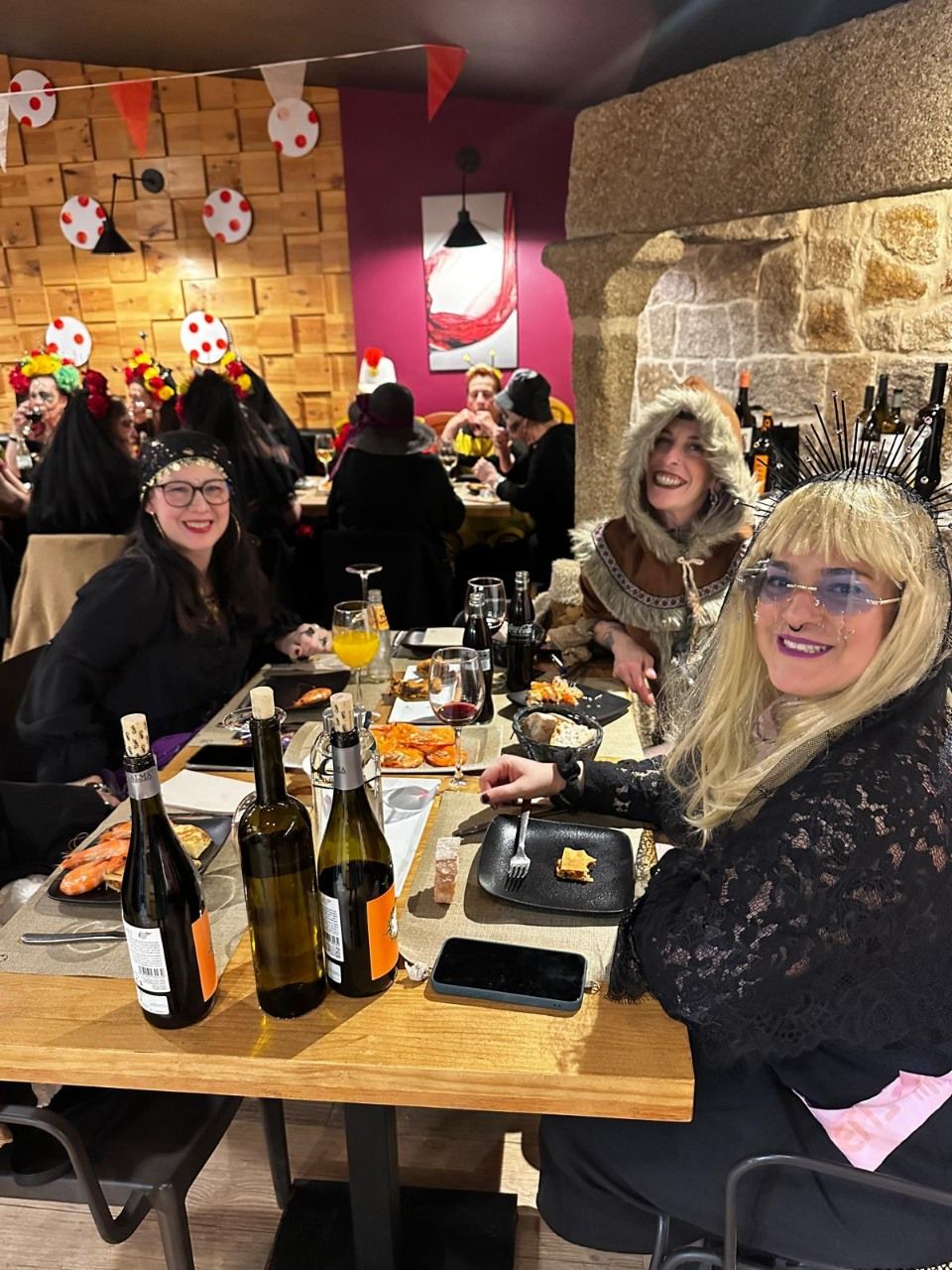 Asistentes a la fiesta de carnaval en el restaurante O 48 da Platería.