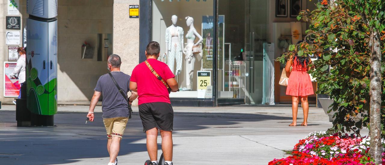 Un patinete circulando por la peatonal Calle Rey Daviña, en imagen de archivo.