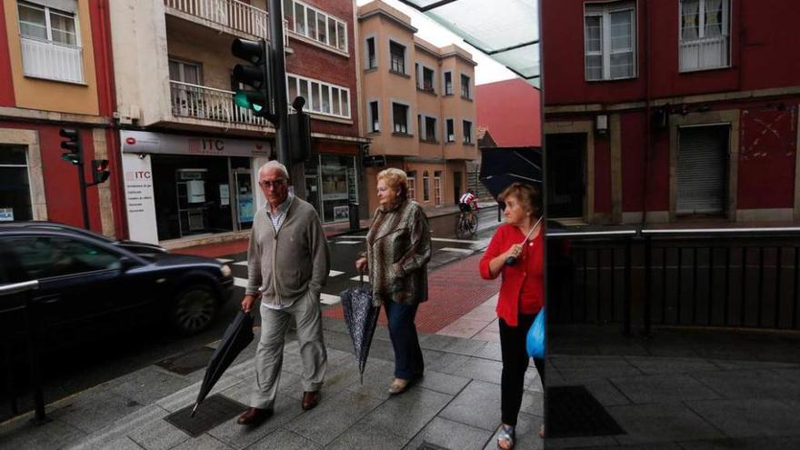 Por la izquierda, los avilesinos Francisco Yepes y Julia Fernández, ayer, de paseo por Llano Ponte.